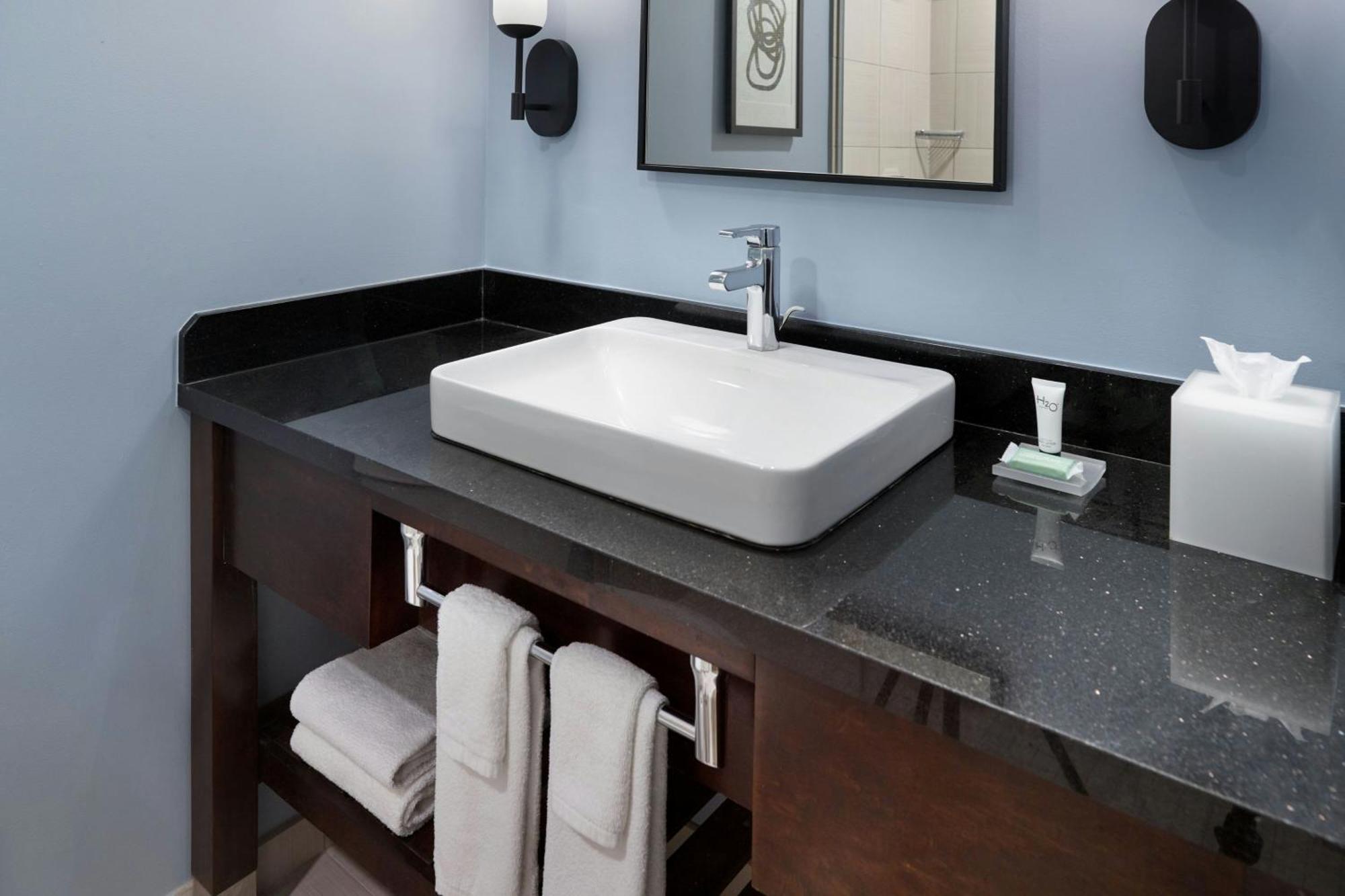 Courtyard By Marriott New Orleans French Quarter/Iberville Bagian luar foto