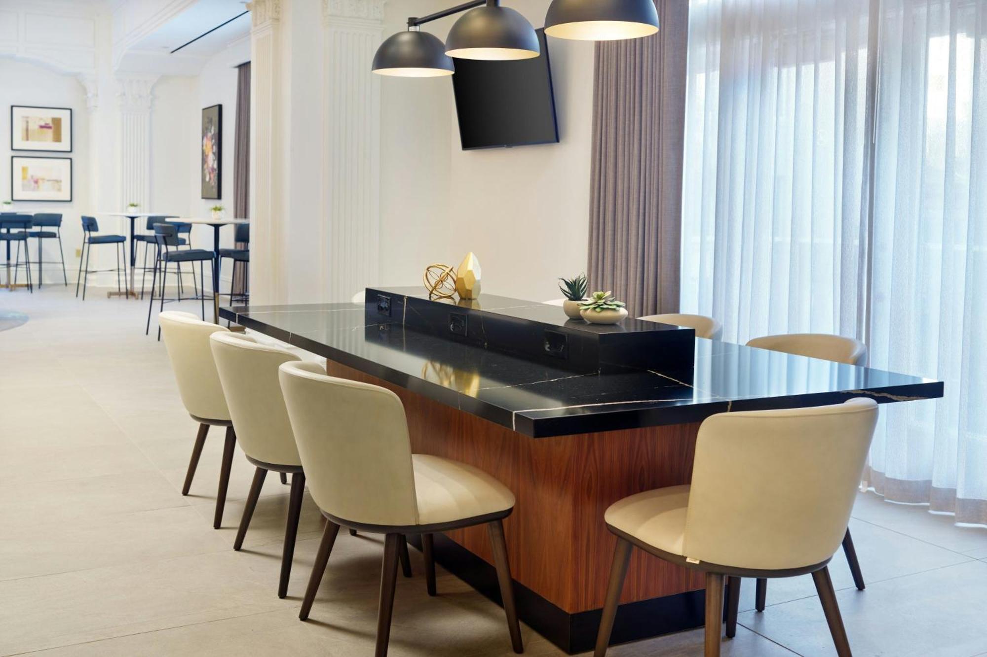 Courtyard By Marriott New Orleans French Quarter/Iberville Bagian luar foto